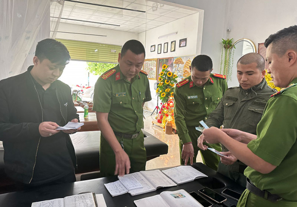 Một số hình ảnh ra quân tổng kiểm tra các cơ sở kinh doanh cầm đồ trên địa bàn huyện Quảng Xương và thành phố Thanh Hóa.