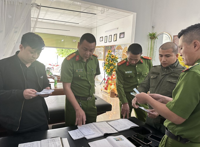 Lực lượng công an kiểm tra cơ sở kinh doanh cầm đồ, cho vay tài chính trên địa bàn huyện Quảng Xương