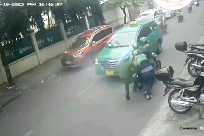 Bị xịt hơi cay, anh công an vẫn quật ngã tên nghi can trộm