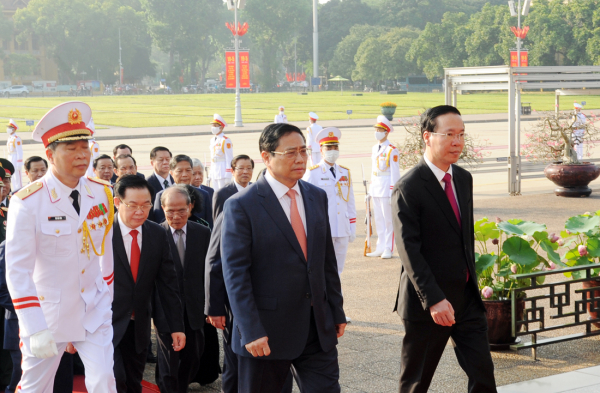 Đoàn đại biểu Ban Chấp hành Trung ương Đảng, Chủ tịch nước, Chính phủ, Quốc hội, Ủy ban Trung ương MTTQ Việt Nam vào Lăng viếng Chủ tịch Hồ Chí Minh.