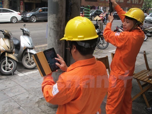 Nhân viên EVN kiểm tra vận hành thiết bị điện. (Ảnh: PV/Vietnam+)
