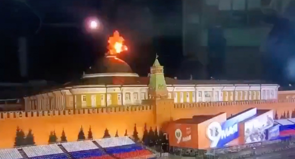 Khoảnh khắc UAV phát nổ phía trên khu vực Điện Kremlin ngày 3/5. Ảnh: RiaNovosti