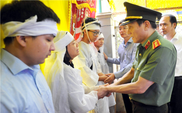 Thứ trưởng Lương Tam Quang cùng Bí thư Tỉnh ủy Nguyễn Đình Trung thăm hỏi, động viên thân nhân gia đình các cán bộ, chiến sĩ hy sinh.