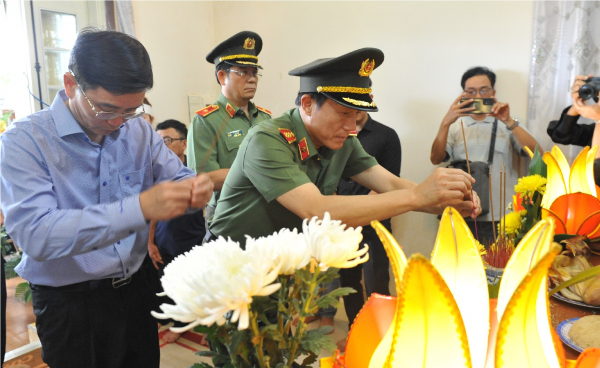 Thứ trưởng Lương Tam Quang cùng Bí thư Tỉnh ủy Đắk Lắk Nguyễn Đình Trung thắp hương tưởng nhớ cán bộ, chiến sĩ hy sinh.