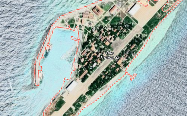 Trong ảnh vệ tinh mới nhất của Google Map, nóc tòa nhà hội trường đảo Trường Sa Lớn có màu trắng, không thấy rõ hình ảnh lá cờ. (Ảnh chụp màn hình)