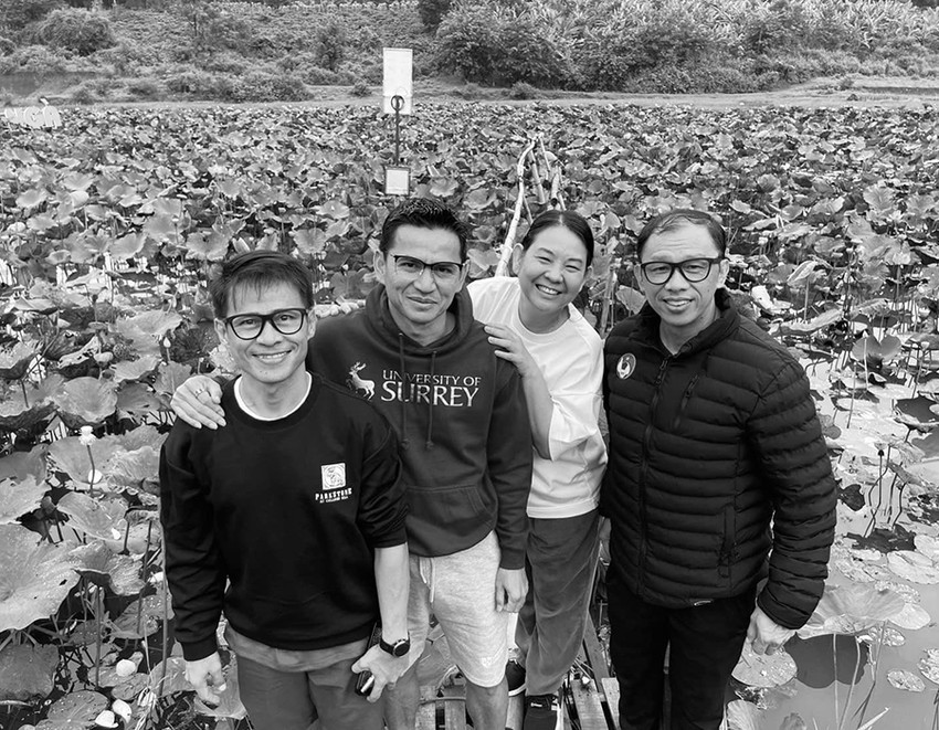 HLV Dương Minh Ninh (phải) dẫn vợ chồng HLV Kiatisak và trợ lý HLV thể lực người Thái đi thăm các cảnh đẹp ở Việt Nam. Ảnh: CTV