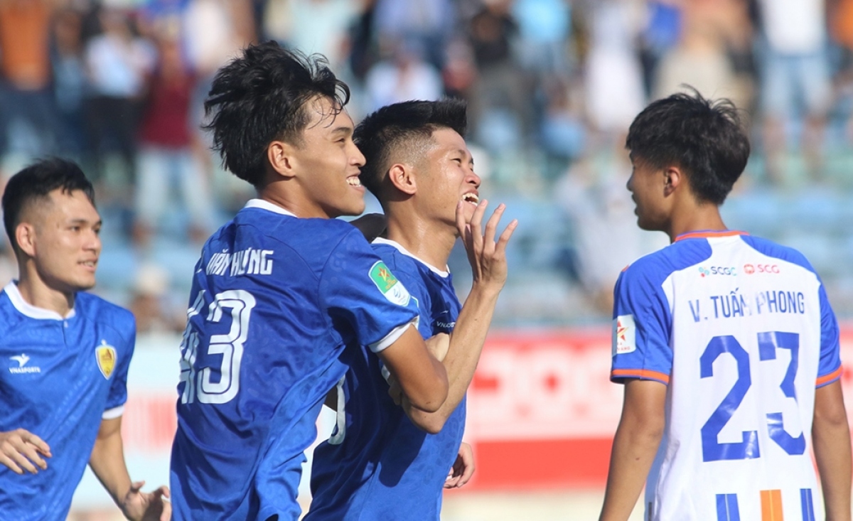 Niềm vui của các động viên khi đội bóng lên ngôi vô địch Giải hạng nhất Quốc gia năm 2023 (ảnh: Thanh Hà/VOV-Miền Trung).