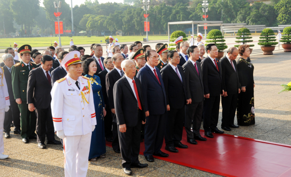 Các đồng chí lãnh đạo Đảng, Nhà nước, MTTQ Việt Nam dành phút tưởng niệm bày tỏ lòng thành kính, tưởng nhớ công lao to lớn của Chủ tịch Hồ Chí Minh.