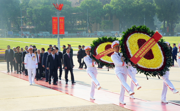 Các đại biểu vào Lăng viếng Chủ tịch Hồ Chí Minh.