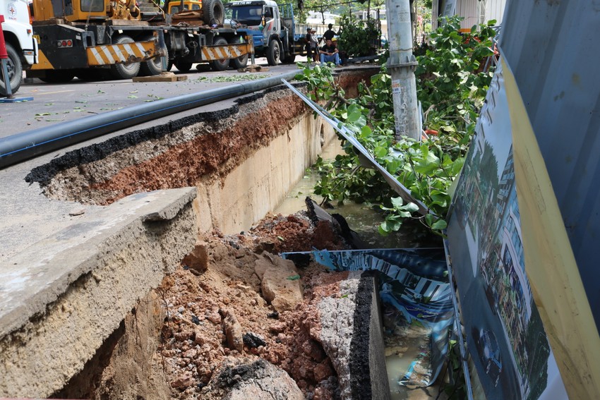 Sụt lún nghiêm trọng xảy ra trên đường Hoàng Văn Thụ, TP Quy Nhơn. Ảnh QN