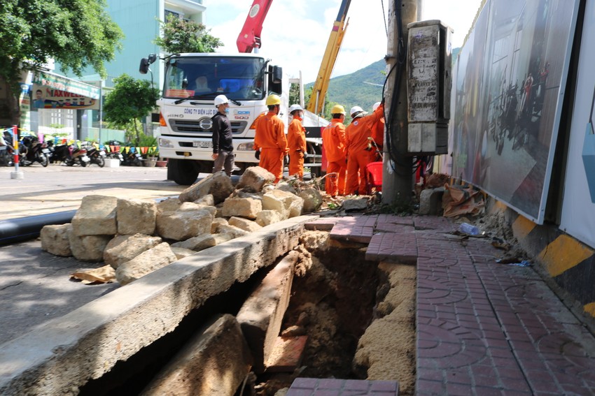 Sở Xây dựng Bình Định yêu cầu sớm khắc phục sụt lún ở đường Hoàng Văn Thụ. Ảnh QN