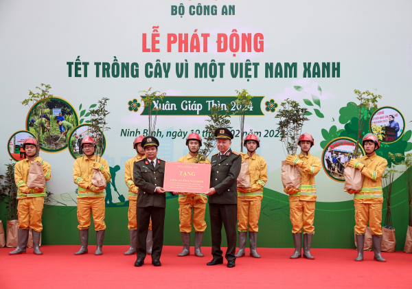 Bộ trưởng Tô Lâm trao tặng cây giống cho Công an tỉnh Ninh Bình.