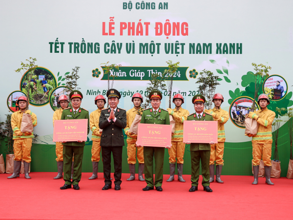 Thứ trưởng Trần Quốc Tỏ trao quà cho Công an các huyện Kim Sơn, Gia Viễn, Yên Khánh. 