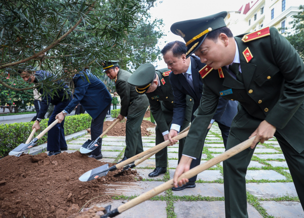 Bộ trưởng Tô Lâm cùng các đại biểu trồng cây trong khuôn viên Công an tỉnh Ninh Bình