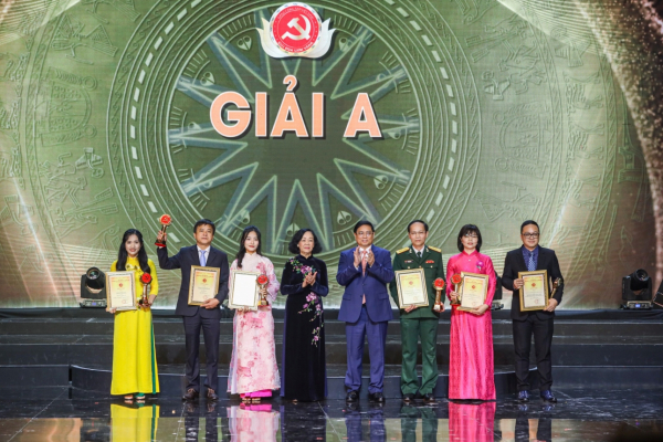 Thủ tướng Chính phủ Phạm Minh Chính và Thường trực Ban Bí thư, Trưởng Ban Tổ chức Trung ương Trương Thị Mai trao giải A cho các tác giả, nhóm tác giả đoạt giải.