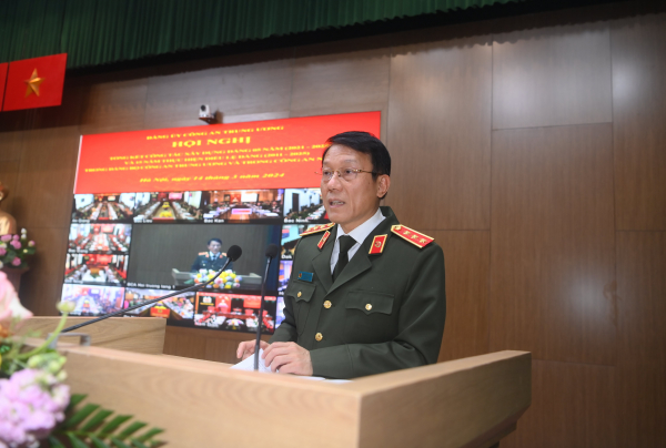 Thứ trưởng Lương Tam Quang phát biểu khai mạc và điều hành tham luận tại hội nghị.