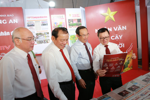 Lãnh đạo Ban Tuyên giáo Trung ương, Hội Nhà báo Việt Nam và TP Hồ Chí Minh tham quan khu vực trưng bày các ấn phẩm của Báo CAND.