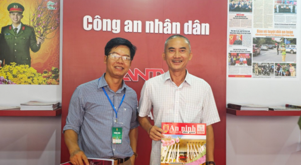 Trung tá Nguyễn Thanh Bình, Công an TP Thủ Đức (bên phải) tham quan khu trưng bày của Liên chi hội Nhà báo Bộ Công an.