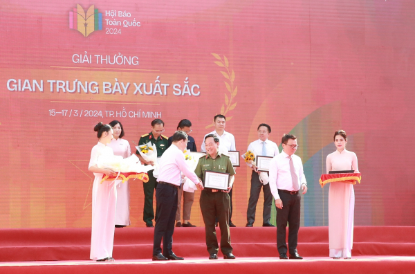 Phó Thủ tướng Trần Lưu Quang và Chủ tịch Hội Nhà Báo Việt Nam Lê Quốc Minh trao giải B Gian trưng bày xuất sắc tặng Liên Chi hội Nhà báo Bộ Công an.