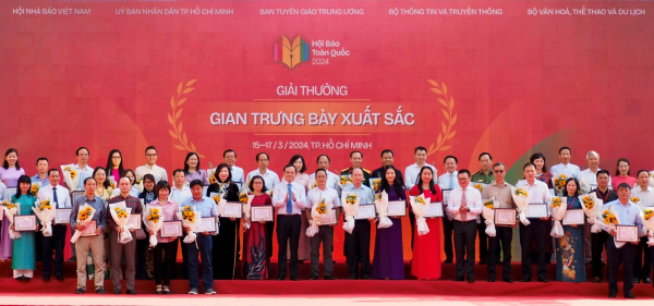 Phó Thủ tướng Trần Lưu Quang và Chủ tịch Hội Nhà Báo Việt Nam Lê Quốc Minh trao giải thưởng Gian trưng bày xuất sắc tại Hội báo.