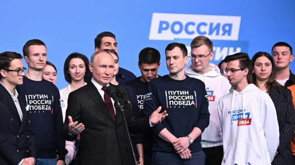 Tổng thống Nga phát biểu trước người ủng hộ ở Moscow đêm 17/3. Ảnh: Sputnik