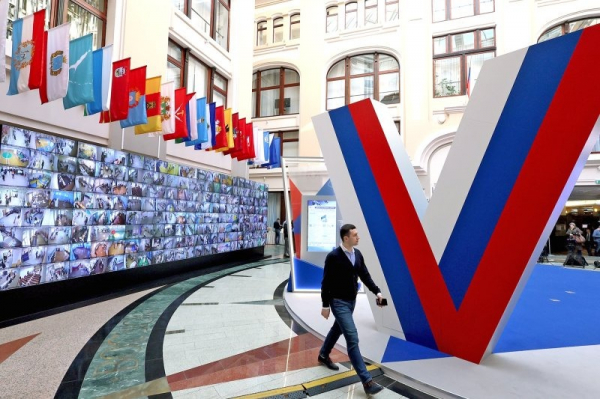 Hình ảnh từ các điểm bỏ phiếu được truyền về trung tâm của Ủy ban Bầu cử Trung ương Nga. Ảnh: RG
