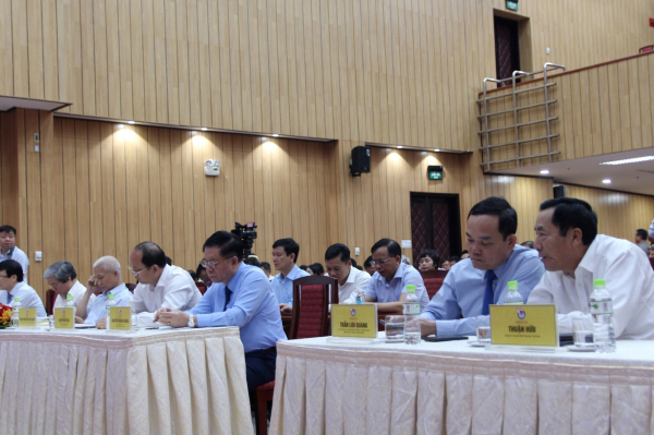 Trưởng Ban Tuyên giáo Trung ương Nguyễn Trọng Nghĩa và Phó Thủ tướng Trần Lưu Quang cùng các lãnh đạo Hội Nhà báo Việt Nam và các đại biểu dự hội nghị. 