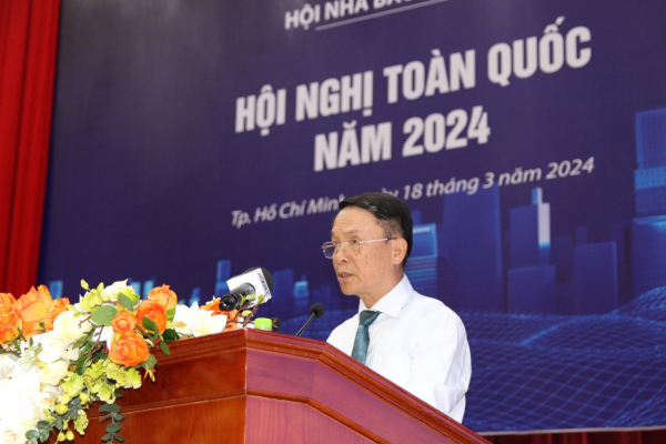 Phó Chủ tịch Thường trực Hội Nhà báo Việt Nam Nguyễn Đức Lợi báo cáo về các kết quả hoạt động của Hội.