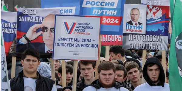 Người ủng hộ ông Putin tuần hành tại một thành phố ở Nga. Ảnh: GettyImages