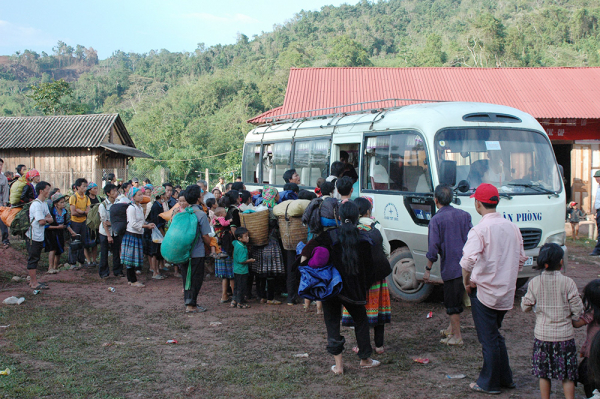 Lực lượng Công an và chính quyền tỉnh Điện Biên hỗ trợ phương tiện đưa người dân trở về nơi ở cũ.