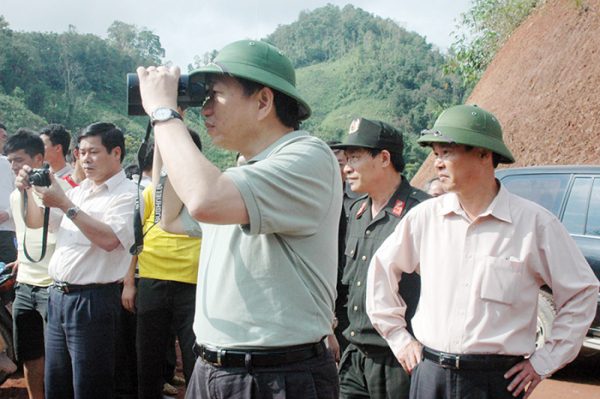 Trung tướng Tô Lâm, Thứ trưởng Bộ Công an (nay là Đại tướng, Bộ trưởng Bộ Công an) thị sát thực địa vụ tụ tập trái phép tại bản Huổi Khon, xã Nậm Kè, huyện Mường Nhé năm 2011.