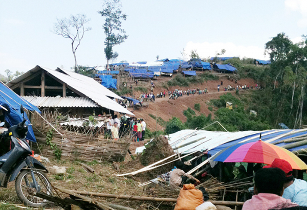 Nhẹ dạ nghe lời kẻ xấu, nhiều người dân rời bỏ nhà cửa, ruộng nương tụ tập tại Mường Nhé từ giữa tháng 4/2011.