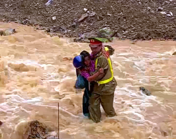 Gia đình anh Sùng Mí Dính sau khi được Thượng úy Tường cứu nạn kịp thời.