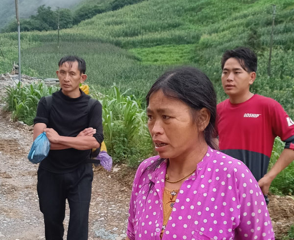 Gia đình anh Sùng Mí Dính sau khi được Thượng úy Tường cứu nạn kịp thời.