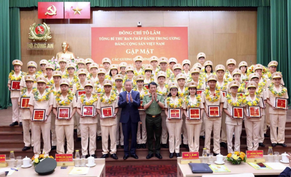 Tổng Bí thư Tô Lâm, Bộ trưởng Lương Tam Quang với các đại biểu dự buổi gặp mặt của đồng chí Tổng Bí thư với các gương điển hình tiên tiến dự Đại hội thi đua “Vì an ninh Tổ quốc” lần thứ IX  (Hà Nội, ngày 4/8/2025). Ảnh: Khổng Hà