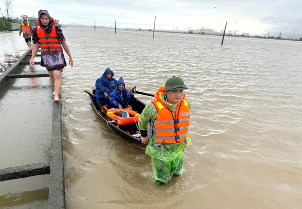 Mưa lớn gây ngập lụt cục bộ khiến người dân không kịp trở tay, lực lượng Công an phải xuyên đêm giúp nhân dân ứng phó.