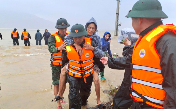Nhiều khu vực bị ngập sâu trong đêm, lực lượng Công an, Quân sự phải hỗ trợ nhân dân ra khỏi vùng ngập lụt.