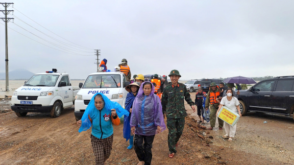 Đến trưa ngày 31/10, về cơ bản người dân tại các vùng bị ảnh hưởng bởi mưa lụt tại các phường, xã phía Nam Hà Tĩnh đã được hỗ trợ đến nơi trú ẩn an toàn.