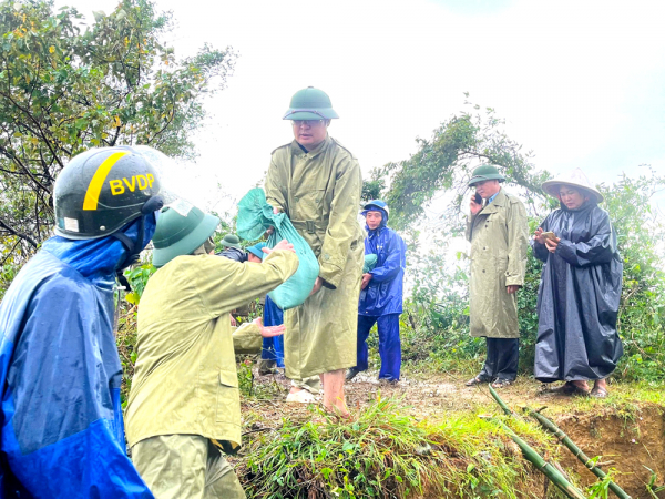 Lực lượng chức năng đang nỗ lực vá đê Cơn Trè trên địa bàn phường Vũng Áng.