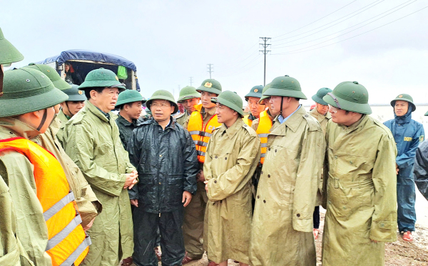 Đến trưa ngày 31/10, về cơ bản người dân tại các vùng bị ảnh hưởng bởi mưa lụt tại các phường, xã phía Nam Hà Tĩnh đã được hỗ trợ đến nơi trú ẩn an toàn.