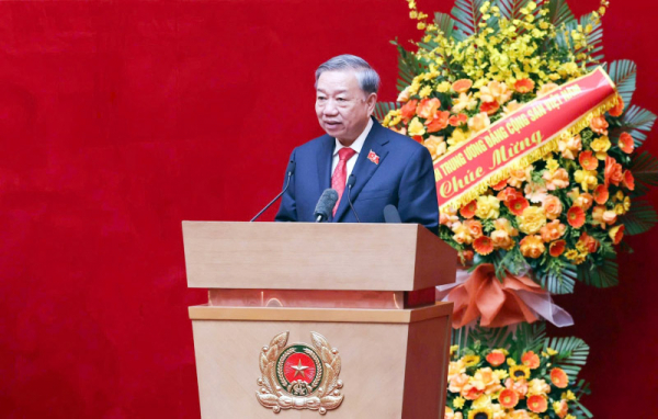 Tổng Bí thư Tô Lâm, Chủ tịch nước Lương Cường, Thủ tướng Chính phủ Phạm Minh Chính, Chủ tịch Quốc hội Trần Thanh Mẫn với các đại biểu chụp ảnh lưu niệm tại Trụ sở Bộ Công an.