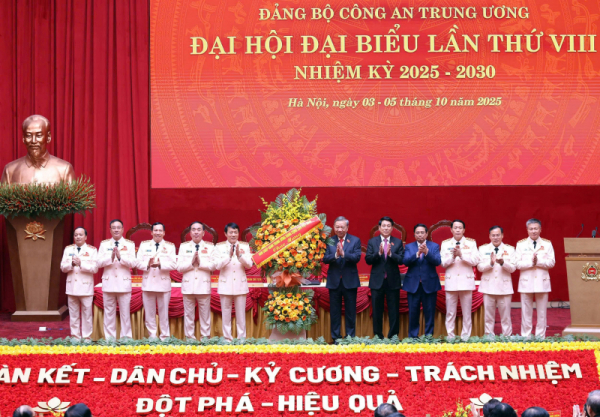 Tổng Bí thư Tô Lâm và các đồng chí lãnh đạo Đảng, Nhà nước tặng hoa chúc mừng đại hội.