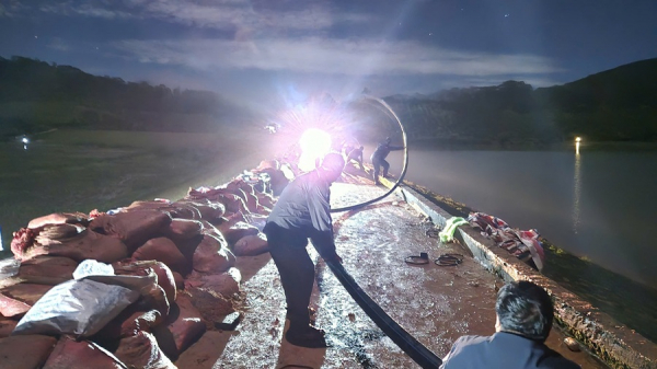 Nhiều máy bơm được huy động bơm xả, hạ mức nước hồ.