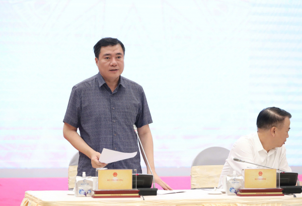 Thứ trưởng Nguyễn Sinh Nhật Tân trả lời câu hỏi phóng viên báo chí.