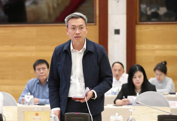 Thiếu tướng Nguyễn Quốc Toản trả lời câu hỏi phóng viên báo chí.