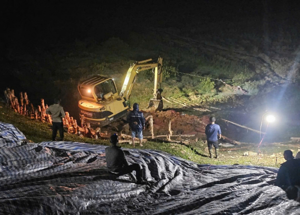 Lực lượng chức năng xuyên đêm gia cố vị trí xảy ra sự cố ở đập Ka An.