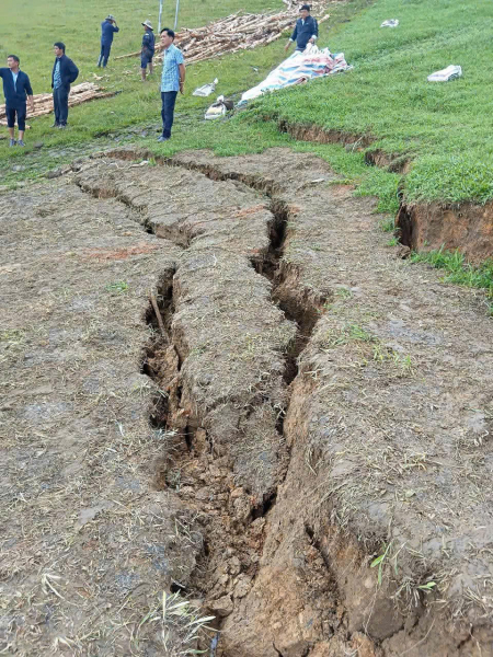 Nhiều máy bơm được huy động bơm xả, hạ mức nước hồ.