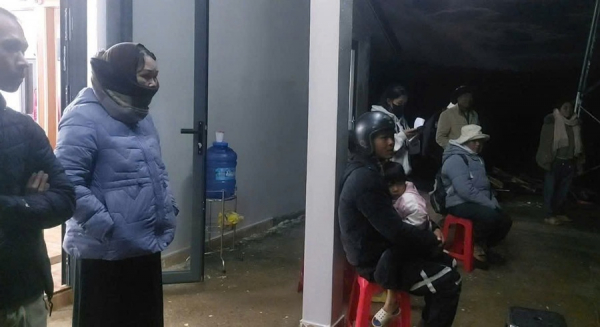 Người dân được di dời tới nơi an toàn.