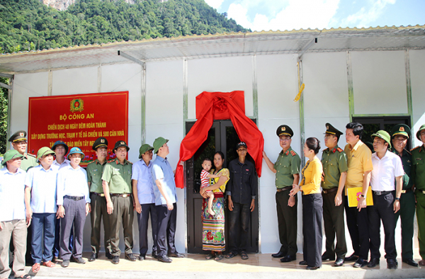 Thứ trưởng Phạm Thế Tùng trao nhà mẫu tại xã Mỹ Lý trong cao điểm 40 ngày đêm xây nhà cho bà con vùng lũ.