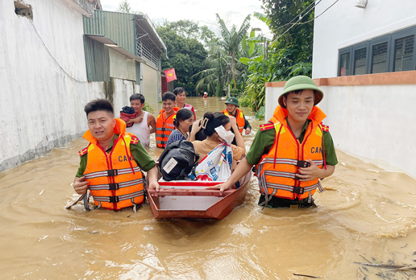 Tổ công tác Công an tỉnh Nghệ An phối hợp với Công an xã Anh Sơn, tỉnh Nghệ An dùng thuyền hỗ trợ các cụ già, người ốm đau, bệnh tật đến nơi an toàn trong mưa lũ.